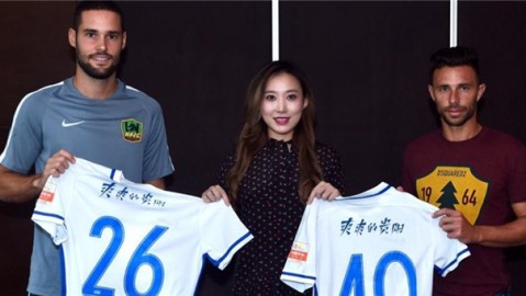 文筱婷与球员拍写真：中超最美老板的足球梦与时尚密码