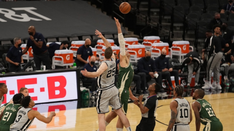 雄鹿主场恐遭马刺三杀以为字母哥附加赛能救雄鹿了