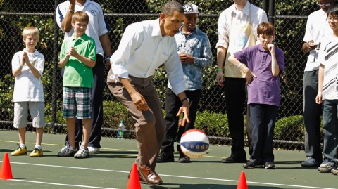 回看奥巴马复活节大秀球技，十五年后仍是篮球铁粉
