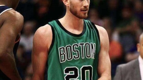 死在球场上的NBA球员：回顾雷吉·刘易斯等赛场猝死悲剧与心脏健康警示